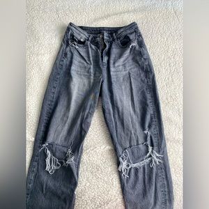 AE Ripped Highwaisted Mom Jean - Black Wash • size 10 Long